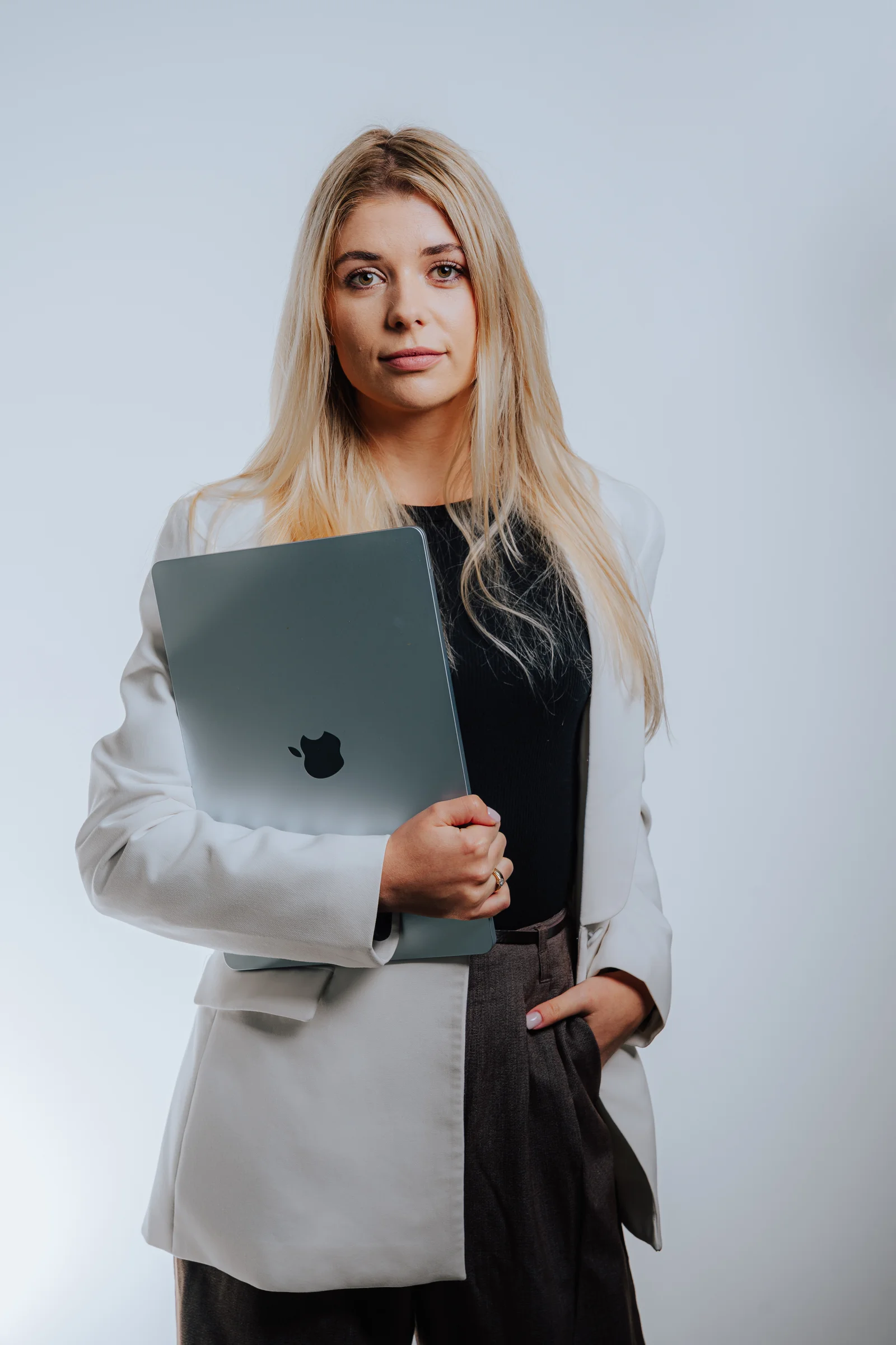 Natalia pracuje nad materiałami